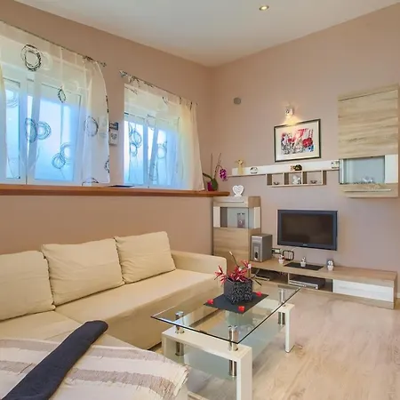 House Michelle Sisan